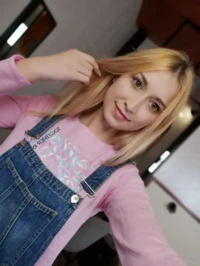 Маленькая юная красотка обожает раздеваться до гола!