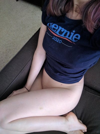 Девчонка насыпает в себя вибратор