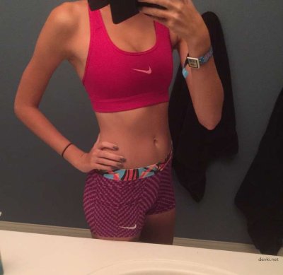 Сексуальная молодая леди без одежды