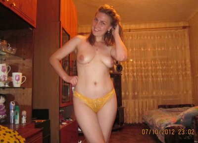 Обнажается перед другом до гола и делает минет