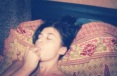 Нежно трогает свою киску пальчиком в ванной - развратные игры в воде!