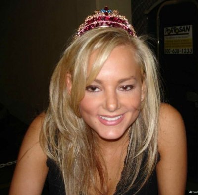 Фотографируется в возбуждающих позах и делает минет