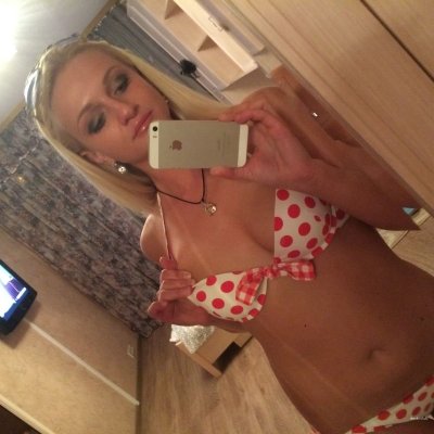 Сексуальная блондинка сделала откровенные снимки своего обнаженного тела