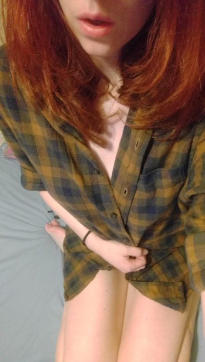 Огненная красотка развлекается с интимными игрушками, радуя свои узкие отверстия