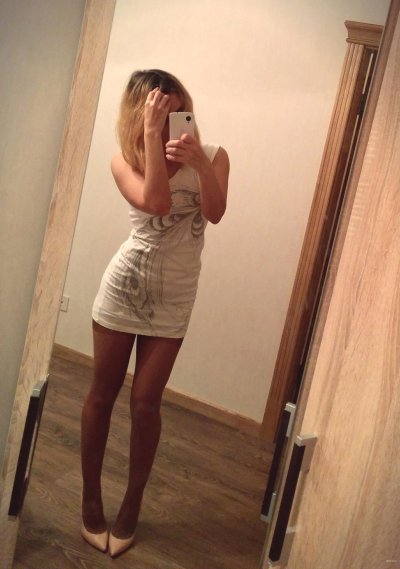 Не стесняется и демонстрирует свои прелести без одежды