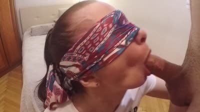 Изысканный оральный секс с партнером, которому завязали глаза, перед видеокамерой