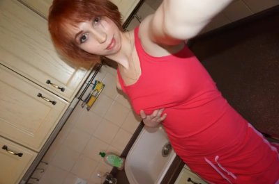 Обнаженная рыженькая умеет показать свои преимущества