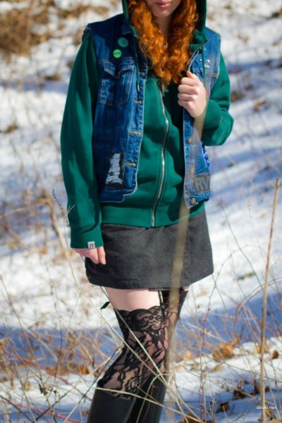 Грудастая рыжая красотка показывает свое обнаженное тело на улице