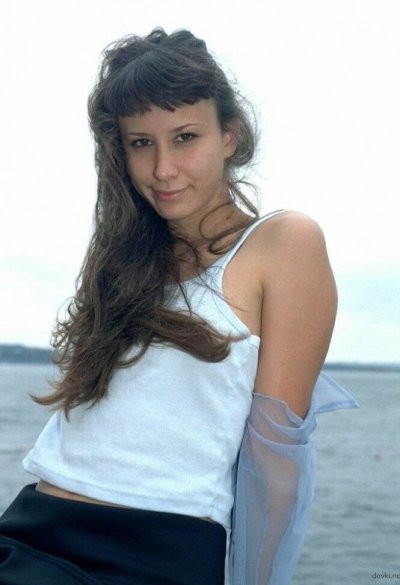 Демонстрирует свою пушистую пещеру для взрослых