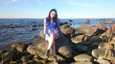 Сосет ухажеру в лесу: оральный секс под открытым небом