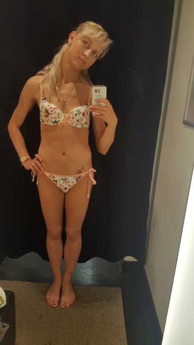 Домашние сексуальные моменты с стройной блонди