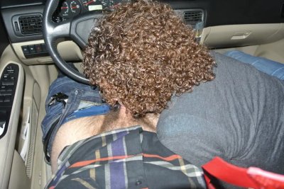 Поцеловала водителя в автомобиле