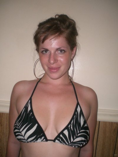 Девушка сфотографировалась вместе с подружкой: горячие селфи