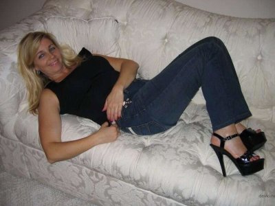 Пробует на себе огромный резиновый вибратор для незабываемых ощущений