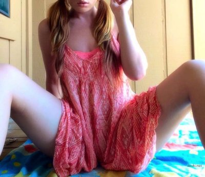 Соблазнительная красотка с огненными волосами раздевается на видео