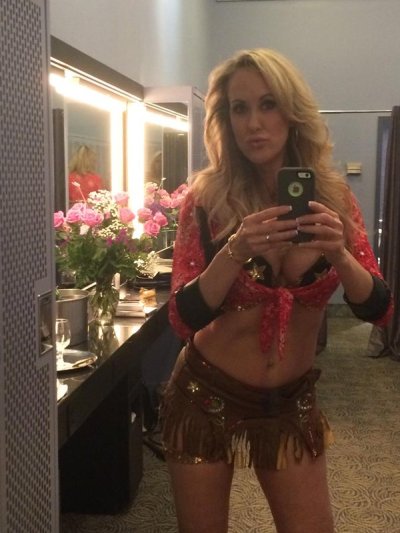 Сексуальная мамочка ухаживает за собой и демонстрирует свое голое тело