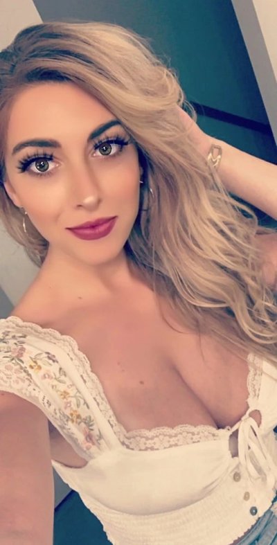 Сексуальная блондинка с идеальными грудями ждет тебя!