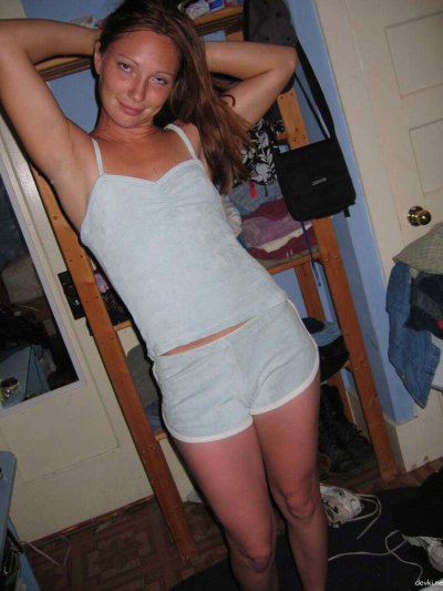 Голая жена демонстрирует свои интимные прелести и секреты