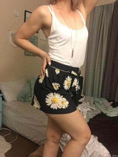 Супруга без трусиков показывает свои прелести дома