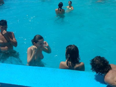 Девушки решили привлечь внимание на пляже