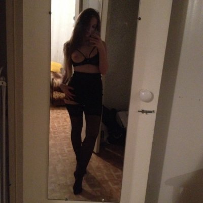 Домашняя красотка демонстрирует свое стройное тело в искусительных позах