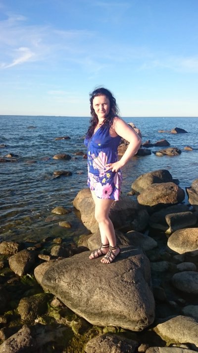 Сосет ухажеру в лесу: оральный секс под открытым небом