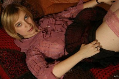 Щегольски позирует и гладит свою грудь.