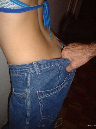 Связал красотку и делает снимки