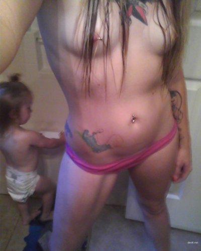 Молодая мамаша без одежды: сексуальные фото и видео!