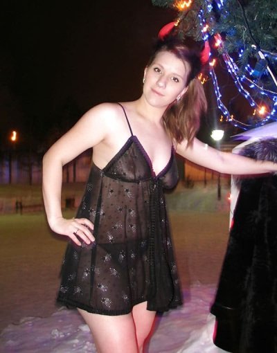 Дама показывает свои прелести возле новогодней елки