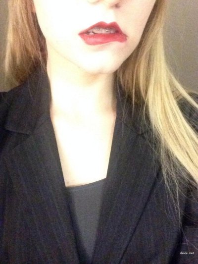 Молодая блондинка не забывает анальную игру, даже на работе!