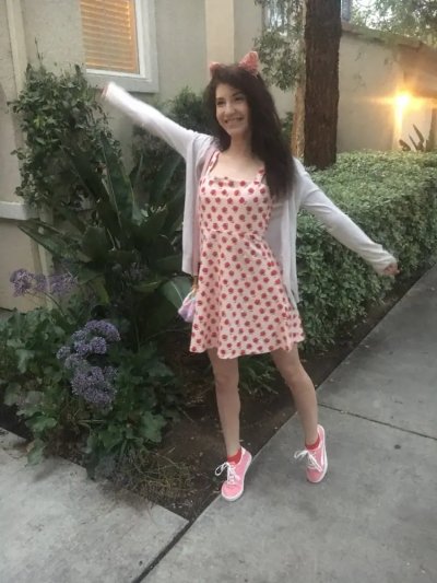 Развратная чешская красотка демонстрирует свою грудь