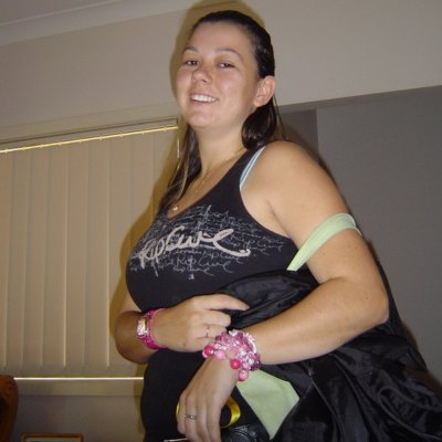 Молоденькая дамочка показывает свои прелести на камеру