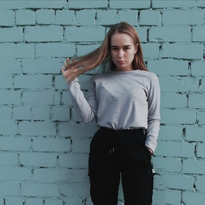 Молоденькая красотка развлекается, снимая горячие фото без одежды!