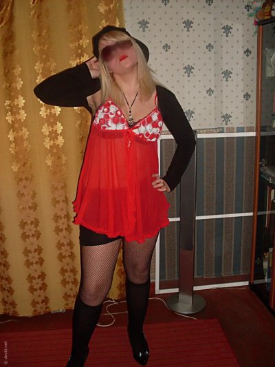 Соблазнительная дама в чулочках демонстрирует свои прелести перед страстным интимом