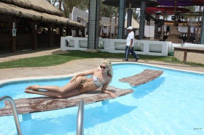 Разыграли цыпочку на откровенные снимки