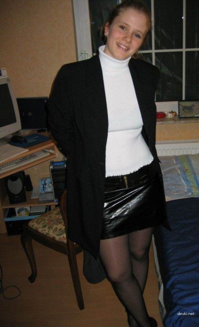 Красноволосая красотка экспериментирует с интимной игрушкой