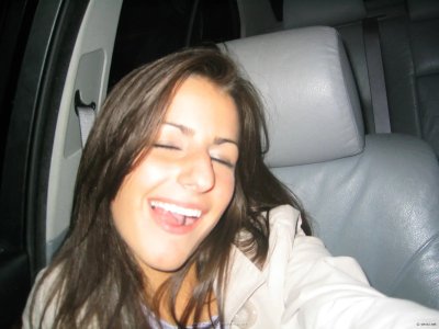 Трахает свою подругу и кончает на ее животик