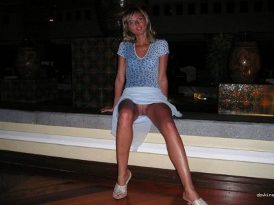 Девушка мастурбирует пальчиками: горячее шоу для взрослых