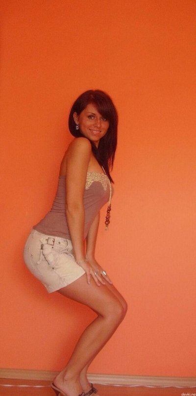 Сосет член в домашней обстановке и на берегу.