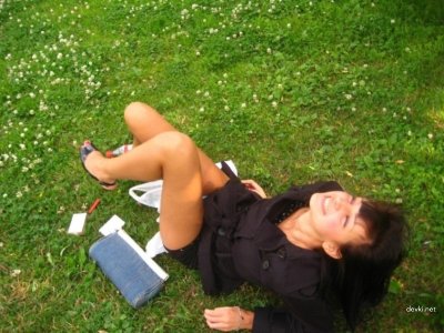 Сексуальная красотка готовит киской к горячему сексу