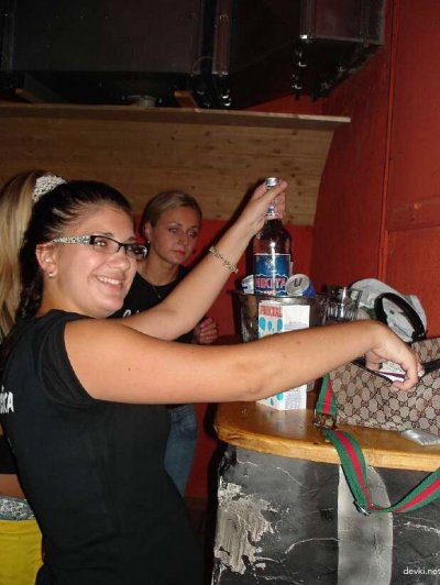 Пьяная девушка решилась на смелый шаг и сняла свои трусики!