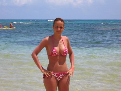 Ебет свою супругу в жопу.