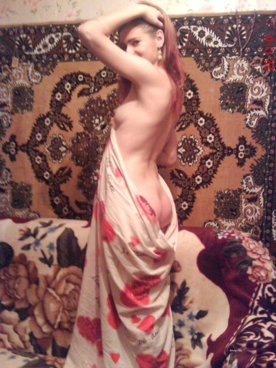 Милашка демонстрирует свои формы перед своим возлюбленным