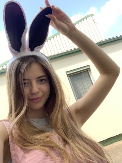 Пышногрудая красотка сняла себя без одежды на камеру