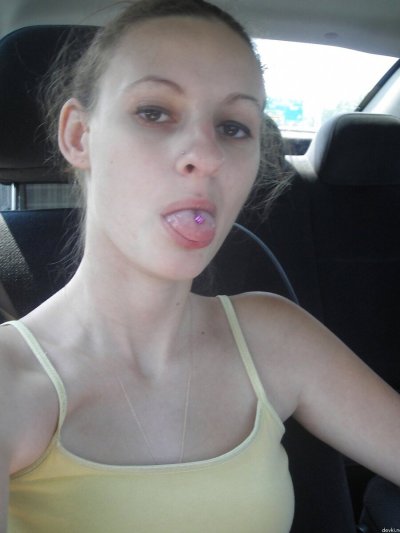 Девчонка обожает получать на себя молоко