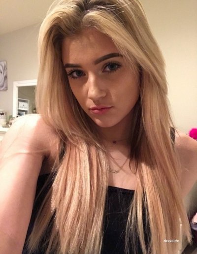 Развратная блондинка раскрыла бедра и показала интимную зону