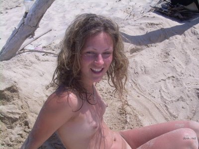 Сексуальная красотка без компании на берегу