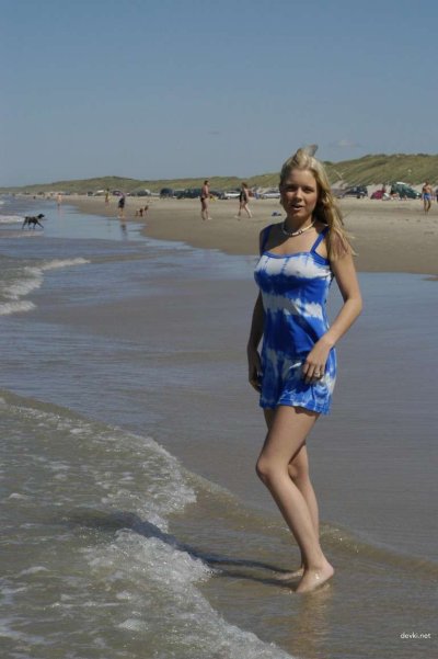 Загорелая блондинка без одежды на пляже – наслаждайся зрелищем!