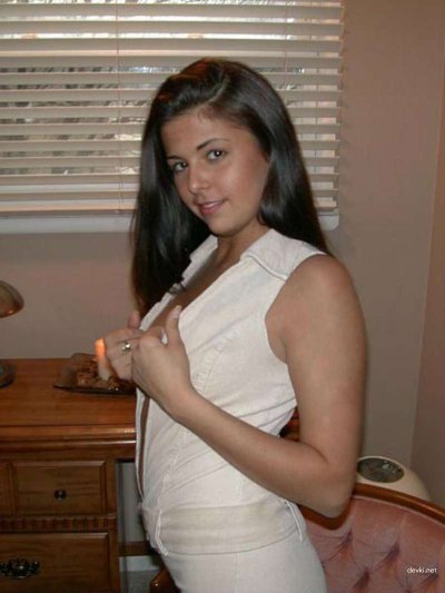 Развратная красотка показала интимное место